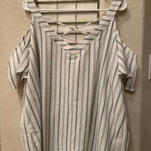 Flower & Feather drape shoulder plus size top, 2X. Chiffon material.